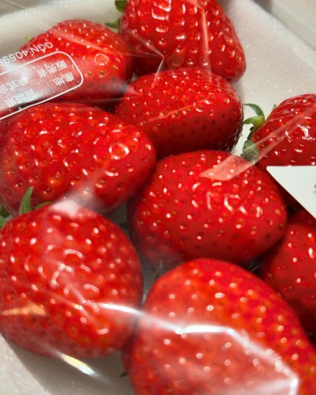This weekend only! “Hanamizuka” Strawberry from 🇯🇵 with Cold brew sencha pairing. Additional order as a la carte also available. ——

KOTO TEA SPACE
Specialty Japanese tea shop
日本茶専門店

Open: 
Every THU-SAT
Time: 12.00 - 17.00
SUN
Time: 14.00-17.00

📍Location:  Silom, Bangrak
https://bit.ly/koto_googlemap

🚗 Parking : https://bit.ly/Koto_parkings
🚗Robinson bangrak (30 b/hr) 8 mins walk
🚗Lebua State tower (50 b/hr) 2 mins walk

🚆BTS: BTS Saphan taksin 12 mins walk

Contact LINE: https://lin.ee/T2LY97R
Contact Phone: 080-792-5862

https://tinyurl.com/koto-regular-menu
