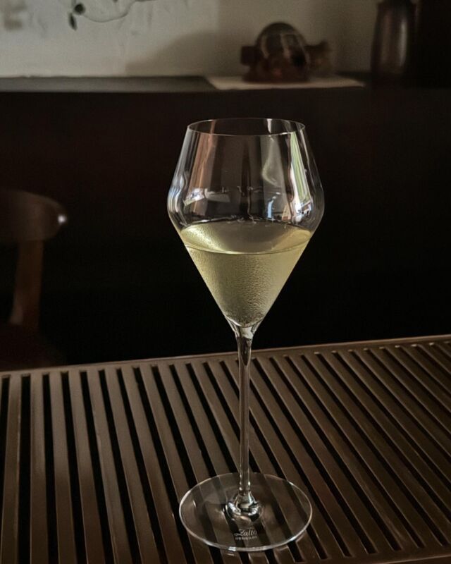 Tasting Shincha for coming tea menu at Koto 💚 Highly aromatic, elegantly smooth. The aroma that you can only enjoy around this time. (June-July) 

—- coming up end of this month—- 
New tasting premium selection from mountains of Shizuoka for Mizudashi Menu.

1️⃣令和未生煎茶 Reiwa misho seed grown 
2️⃣玉川山峡煎茶 Tamakawa Yamakai 
3️⃣安倍川在来煎茶 Zairai from Abe river 
4️⃣ the last ~ legendary 築地東棟 Tsukiji Toubetto.